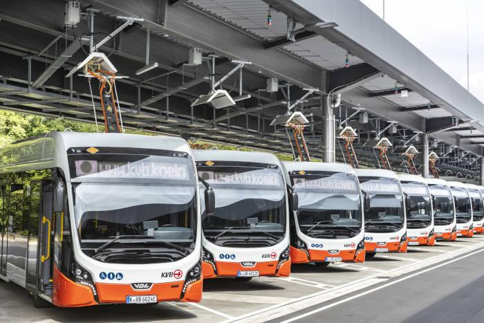 E-Busse mit Ladehaube am Carport