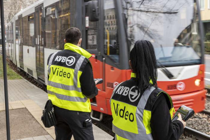 Gut sichtbar wird auf den Warnwesten der Mitarbeitenden auf die Videoaufnahmen hingewiesen