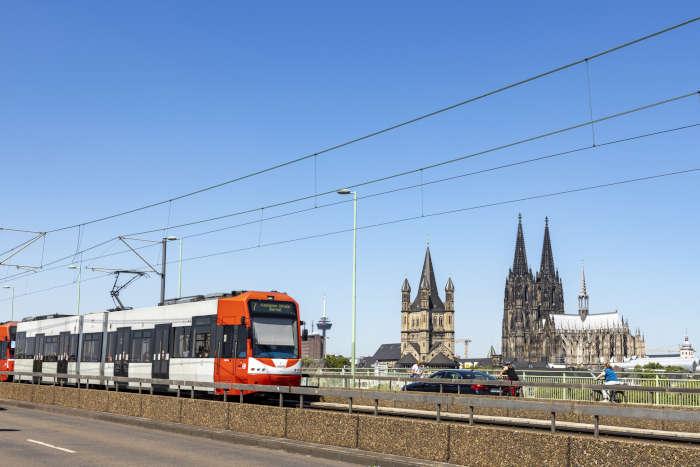 Stadtbahn auf der Deutzer Brcke - im Hintergrund der Klner Dom und Gro St. Martin