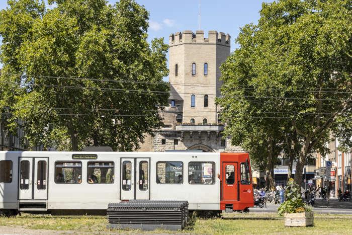 Stadtbahn vor der Severinstorburg