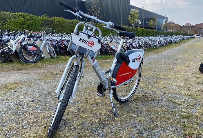 Einzelnes KVB Rad vor der abgestellen Fahrradflotte