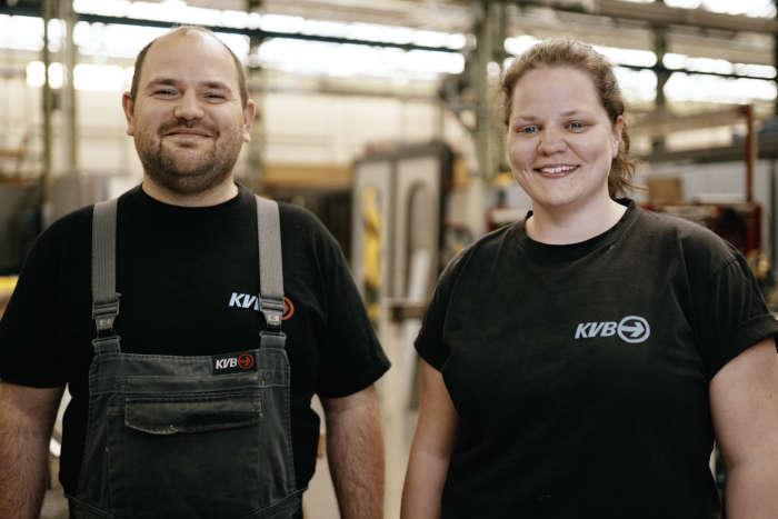 Zwei Mitarbeitende aus der Werkstatt