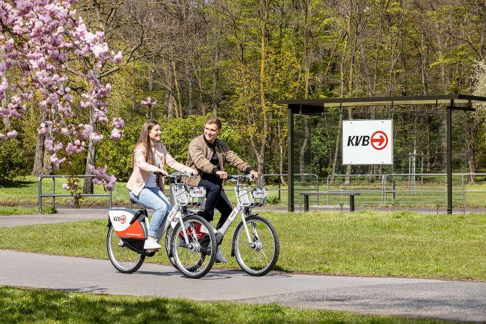 Zwei junge Menschen mit dem KVB Rad unterwegs