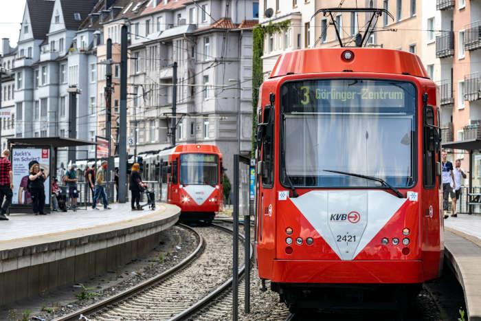 Hochflurstadtbahn der umgebauten Serie 2400 im Linienbetrieb