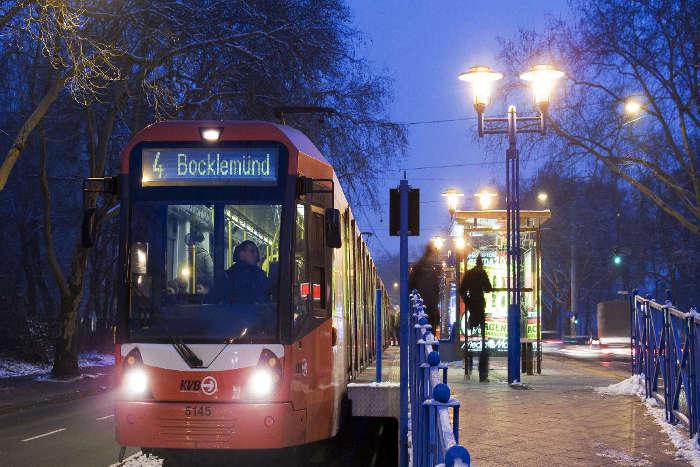 Hochflurstadbahn an der Haltestelle Grnstrae