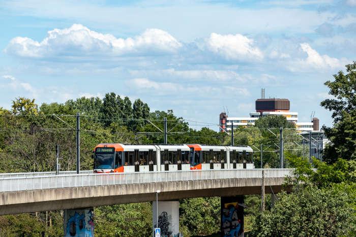 Hochflurstadtbahn auf der Hochbahnstrecke