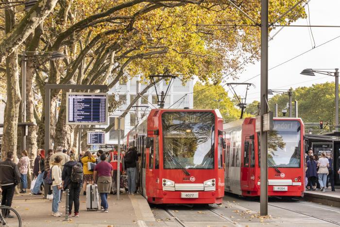 Niederflurstadtbahnen an der Haltrestelle Neumarkt