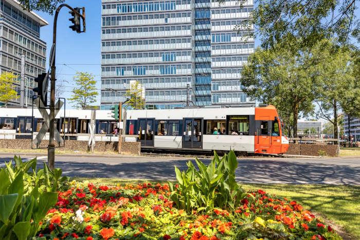 Niederflurstadtbahn auf der Rampe der Deutzer Brcke