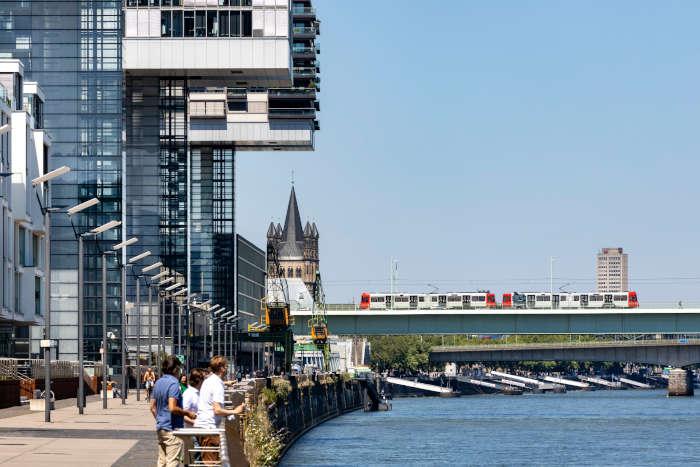 Blick an den Krahnhusern vorbei auf die Hochflurstadtbahn auf der Severinsbrcke