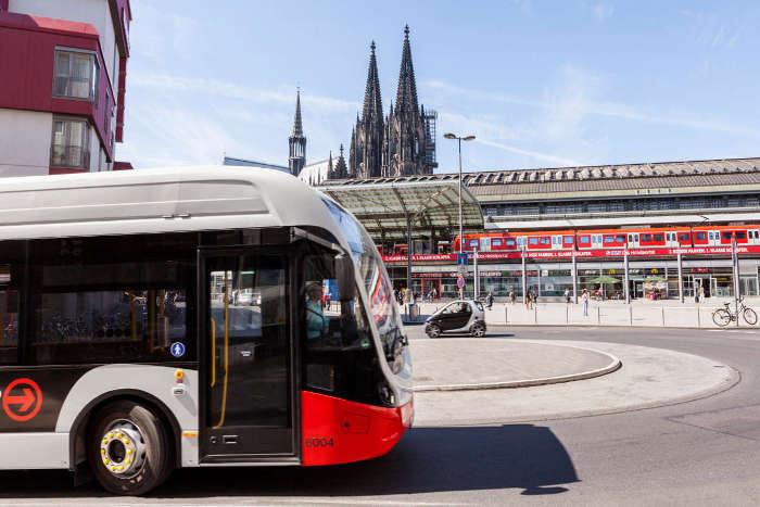 E-Bus am Breslauer Platz mit Dom im Hintergrund