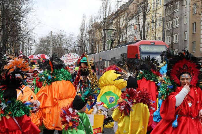 Kostmierte Fahrgste an der Haltestelle Chlodwigplatz