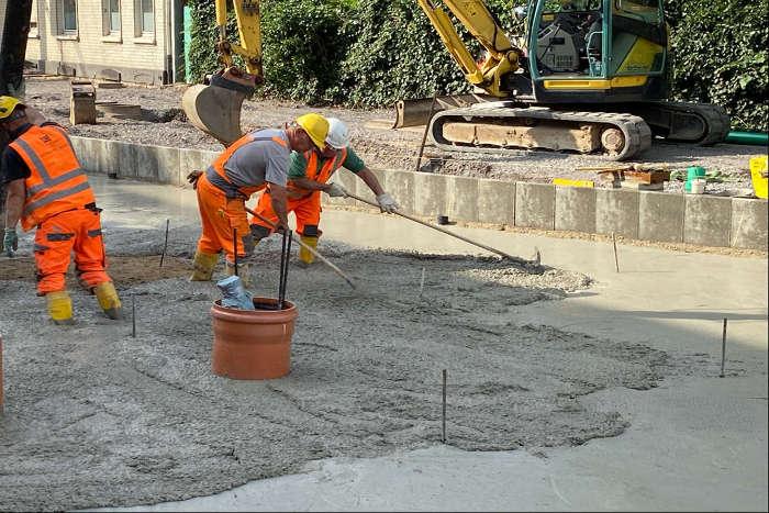 Arbeiter beim aufbringen einer weiteren Betonschicht