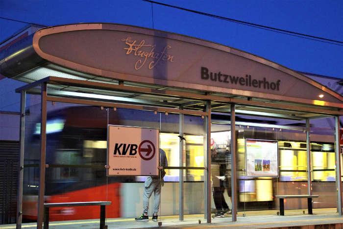 Dach der Haltestelle Butzweiler Hof in Form eines Flugzeugfgels - Seitenansicht