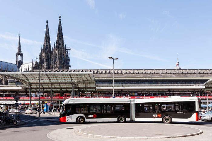 E-Bus im Kreisel am Breslauer Platz