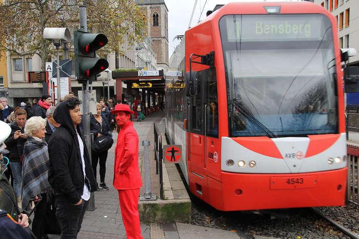 Aktion Kln steht bei Rot -  Rotes Ampelmnnchen symbolisiert stehen bleiben