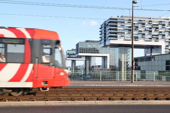 Stadtbahn vor den Krahnhusern