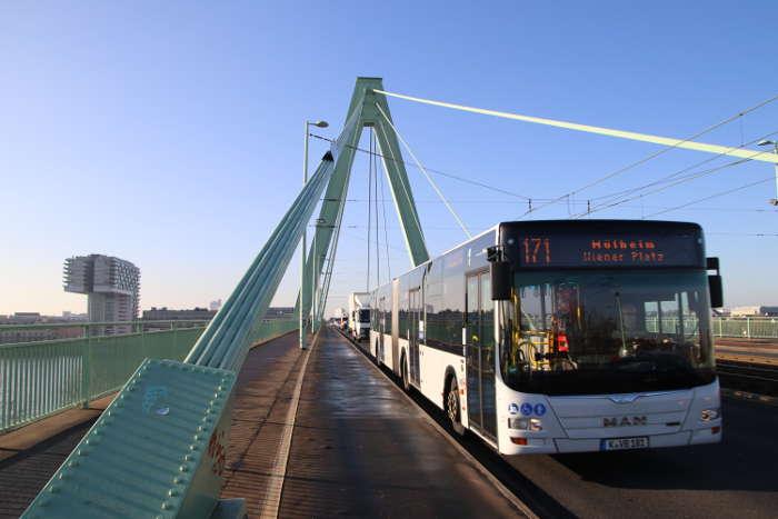 Bus auf der Severinsbrcke - im Hintergrund ein Kranhaus