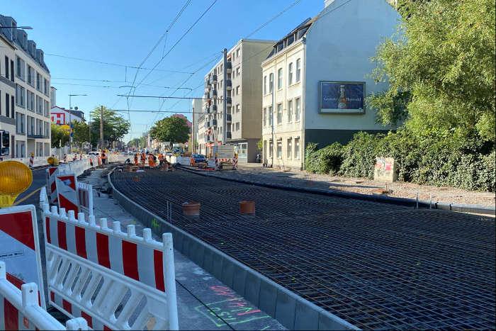 Stahlmatten werden auf der Gummi-Noppen-Matte aufgebracht