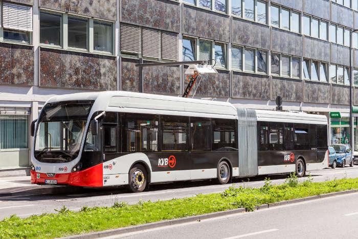 Ladevorgang am E-Bus an der Haltestelle Goldgasse