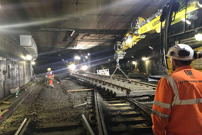 Hell erleuhtete Baustelle in der Tunnelrhre