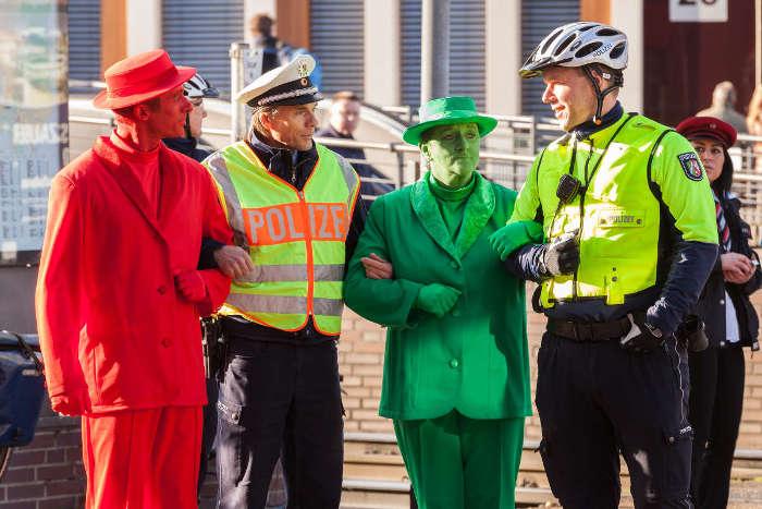 Die Pantomimen - Ampelmnnchen Rot & Grn -  Arm in Arm mit den begeleitenden Polizisten