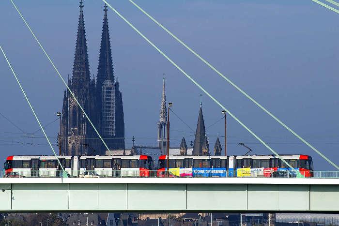 Stadtbahn auf der Severinsbrcke mit dem Dom im Hintergrund