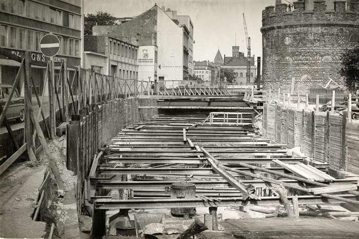 Ausschachtung der U-Bahnbaustelle am Rmerturm 1971