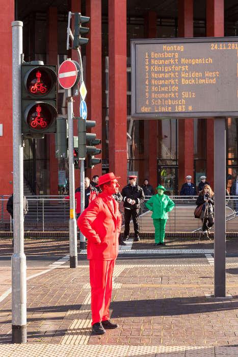 Die beiden Pantominem verkrpern die Ampelphasen