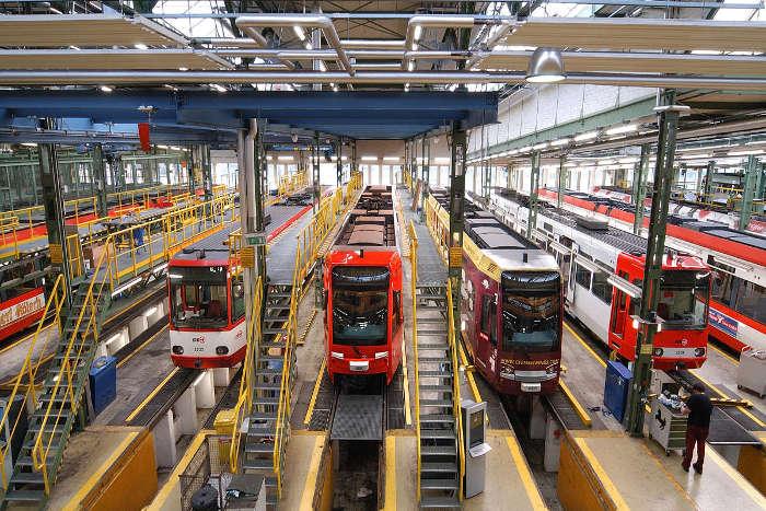 Blick in der Halle der Hauptwerkstatt Weidenpesch mit den darin abgestellten Stadtbahnen