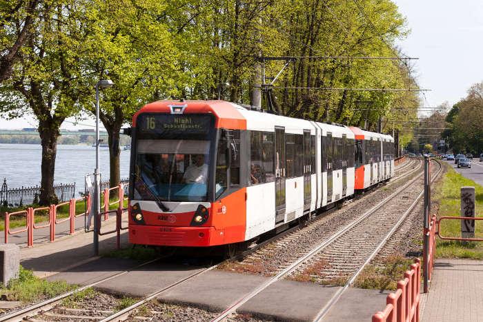 Hochflurstadbahn auf der Rheinuferstrae