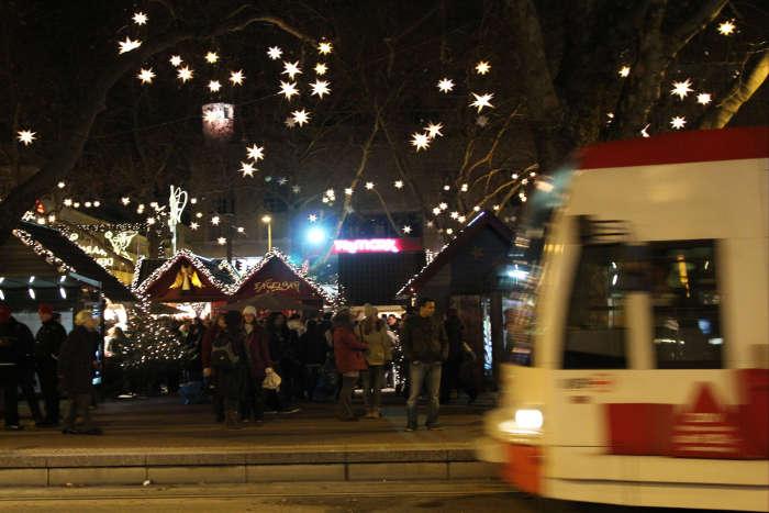 Stadtbahn vor dem Weihnachtsmarkt auf dem Neumarkt