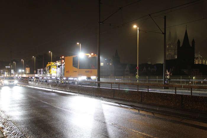 Gleisbauschienenfahrzeug fhrt Nachts ber die Deutzer Brcke