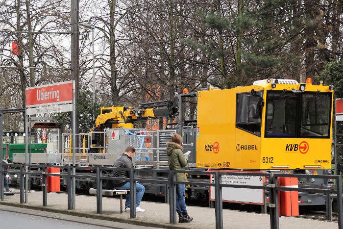 Gleisbauschienenfahrzeug passiert die Haltestelle Chlodwigplatz