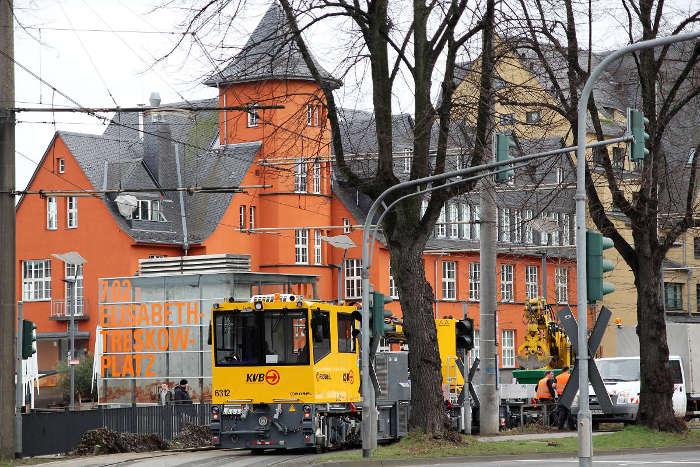 Gleisbauschienenfahrzeug vor den Gebuden am Rheinauhafen