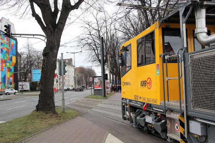 Gleisbauschienenfahrzeug im Stadtbahnnetz unterwegs