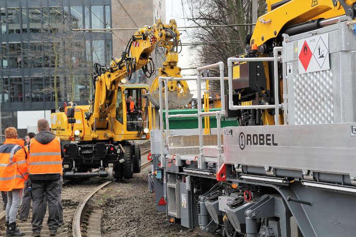 Gleisbauschienenfahrzeug und Zwei-Wege-Bagger im Einsatz