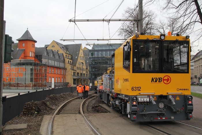 Gleisbauschienenfahrzeug im Stadtbahnnetz unterwegs