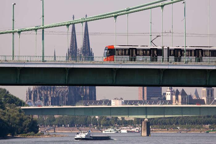 Hochflurstadtbahn auf der Mlheimer Brcke