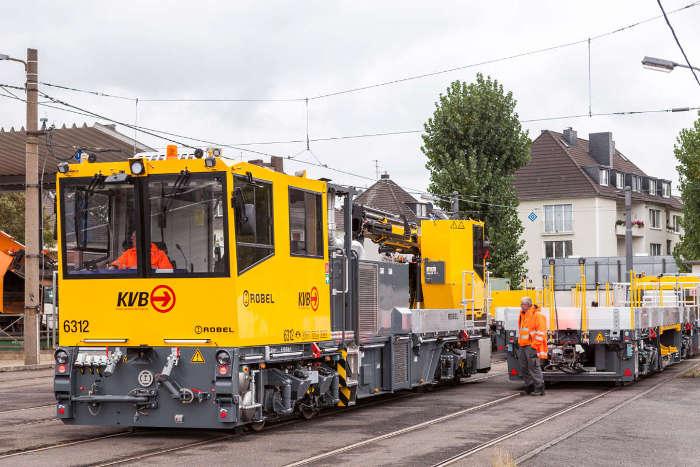 Gleisbauschienenfahrzeug auf dem Betriebshof