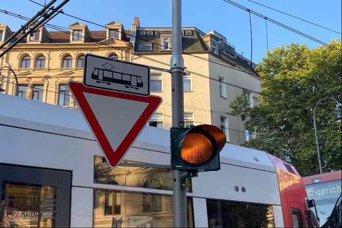 Blinkendes Warnsignal im ffentlichen Straenraum