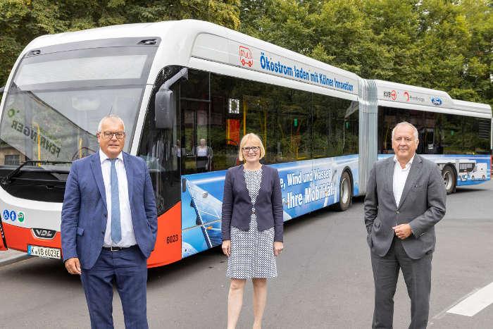 Steinkamp, Haaks, Herrmann vor einem E-Bus