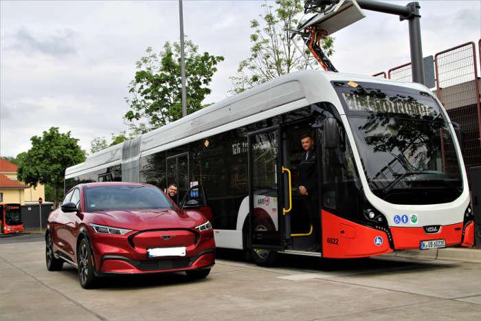 Auto neben E-Bus an der Ladesule