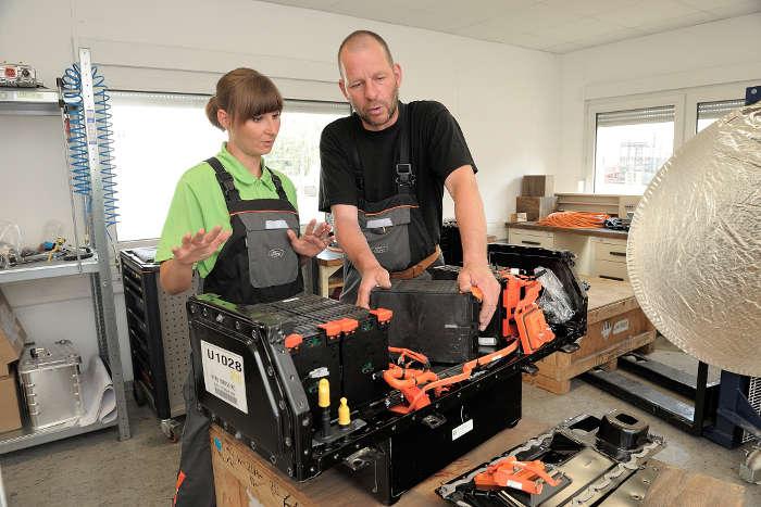 Mitarbeiter begutachten ein Batterie-Stack