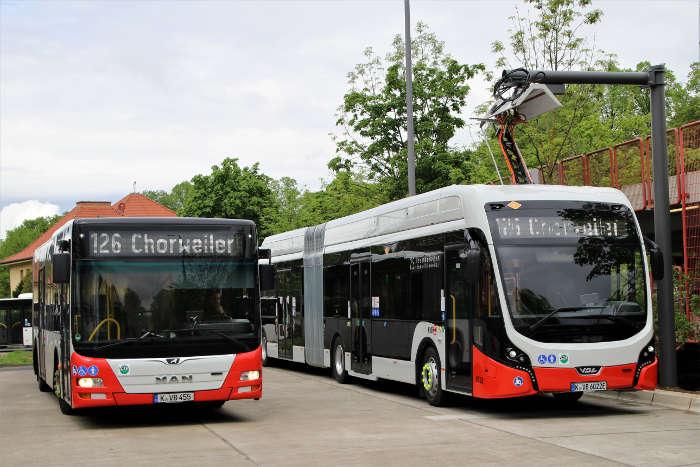 Dieselbus neben E-Bus