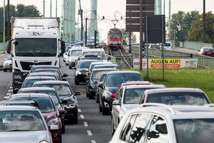 Fahrzeuge auf der Severinsbrcke