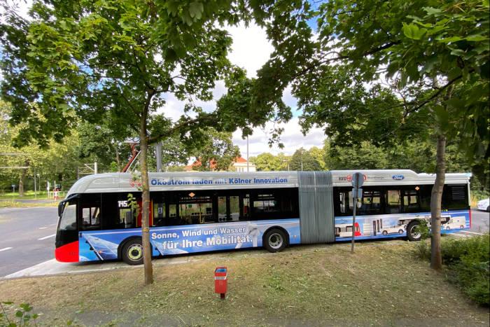 Bus mit Werbung fr das Projekt