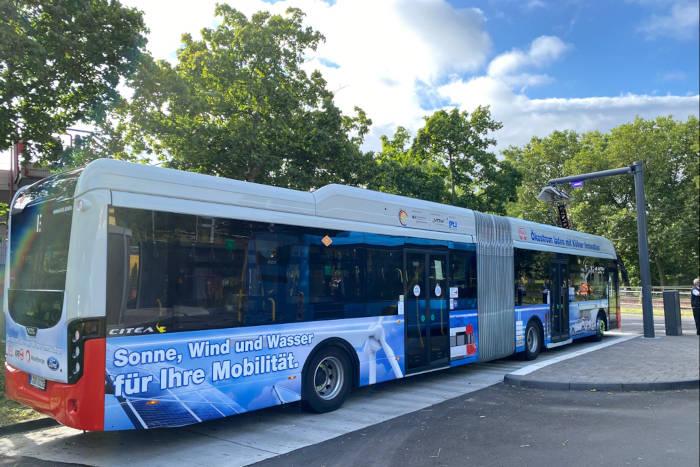 Bus mit Werbung zum Projekt